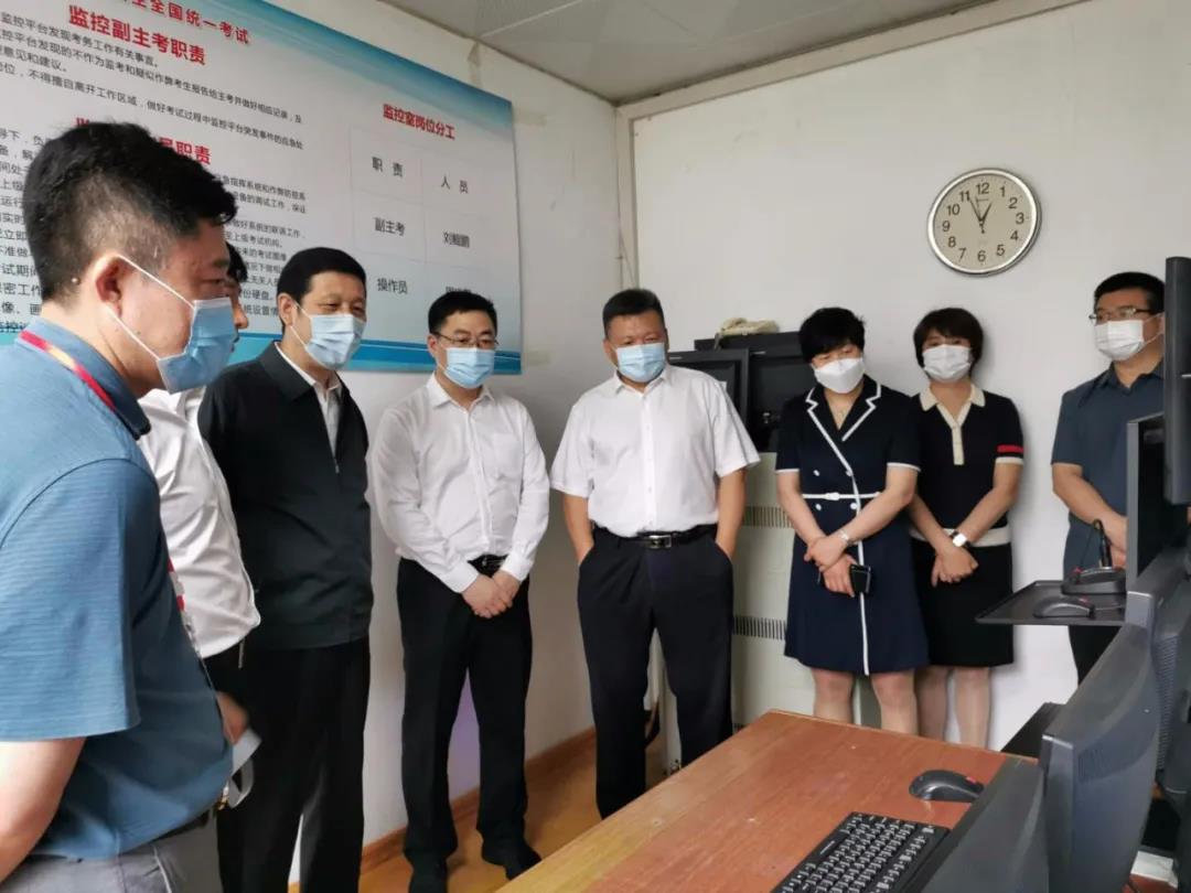区委书记徐连东检查高考考点准备情况