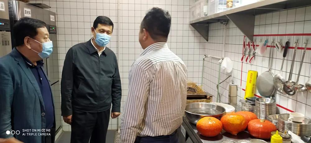 区委书记徐连东调研食品安全工作